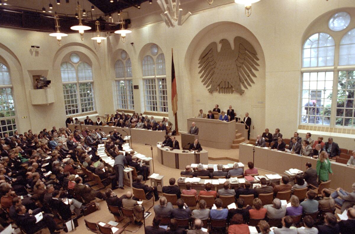 Norbert Blüm, CDU/CSU, Bundesminister für Arbeit und Sozialordnung, MdB, hält eine Rede in der 34. Plenarsitzung des 12. Deutschen Bundestages zum Umzug des Bundestages nach Berlin. Abstimmung Bonn-Berlin. Debatte am 20.06.1991 im Plenarsaal Wasserwerk, Bonn. Blick ins Plenum.; Bundesminister, Minister, Abgeordnete, Bundestagsabgeordnete, Regierung, Regierungsbank Norbert Blüm, CDU/CSU, Bundesminister für Arbeit und Sozialordnung, MdB, hält eine Rede in der 34. Plenarsitzung des 12. Deutschen Bundestages zum Umzug des Bundestages nach Berlin. Abstimmung Bonn-Berlin. Debatte am 20.06.1991 im Plenarsaal Wasserwerk, Bonn. Blick ins Plenum.; Bundesminister, Minister, Abgeordnete, Bundestagsabgeordnete, Regierung, Regierungsbank
