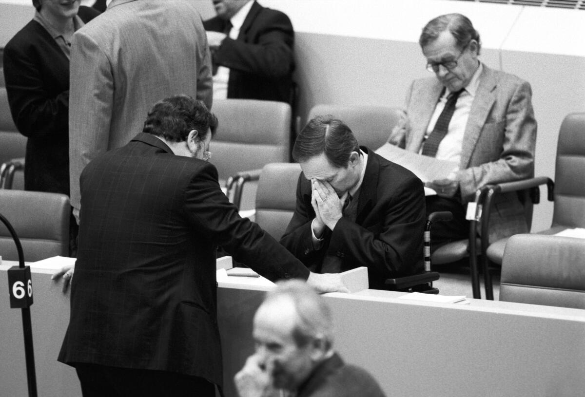 Wolfgang Schäuble, CDU/CSU, Bundesinnenminister, MdB, während der 34. Plenarsitzung des 12. Deutschen Bundestages zum Umzug des Bundestages nach Berlin. Abstimmung Bonn-Berlin. Debatte am 20.06.1991 im Plenarsaal Wasserwerk, Bonn.; Bundesinnenminister, Abgeordnete, Bundestagsabgeordnete, Regierungsbank, Gestik Schäuble, Wolfgang Wolfgang Schäuble, CDU/CSU, Bundesinnenminister, MdB, während der 34. Plenarsitzung des 12. Deutschen Bundestages zum Umzug des Bundestages nach Berlin. Abstimmung Bonn-Berlin. Debatte am 20.06.1991 im Plenarsaal Wasserwerk, Bonn.; Bundesinnenminister, Abgeordnete, Bundestagsabgeordnete, Regierungsbank, Gestik