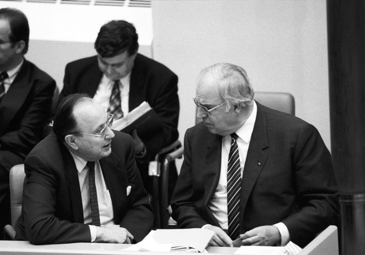 Helmut Kohl, CDU/CSU, Bundeskanzler, MdB, im Gespräch mit Hans-Dietrich Genscher, FDP, Bundesminister des Auswärtigen, MdB, während der 34. Plenarsitzung des 12. Deutschen Bundestages zum Umzug des Bundestages nach Berlin. Abstimmung Bonn-Berlin. Debatte am 20.06.1991 im Plenarsaal Wasserwerk, Bonn.; Bundeskanzler, Bundesminister, Abgeordnete, Bundestagsabgeordnete, Regierungsbank Kohl, Helmut; Genscher, Hans-Dietrich Helmut Kohl, CDU/CSU, Bundeskanzler, MdB, im Gespräch mit Hans-Dietrich Genscher, FDP, Bundesminister des Auswärtigen, MdB, während der 34. Plenarsitzung des 12. Deutschen Bundestages zum Umzug des Bundestages nach Berlin. Abstimmung Bonn-Berlin. Debatte am 20.06.1991 im Plenarsaal Wasserwerk, Bonn.; Bundeskanzler, Bundesminister, Abgeordnete, Bundestagsabgeordnete, Regierungsbank