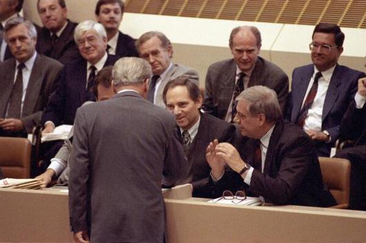 Schäuble, Wolfgang; Brandt, Willy Liegenschaften in Bonn, Plenargebäude