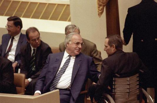Kohl, Helmut; Schäuble, Wolfgang Liegenschaften in Bonn, Plenargebäude