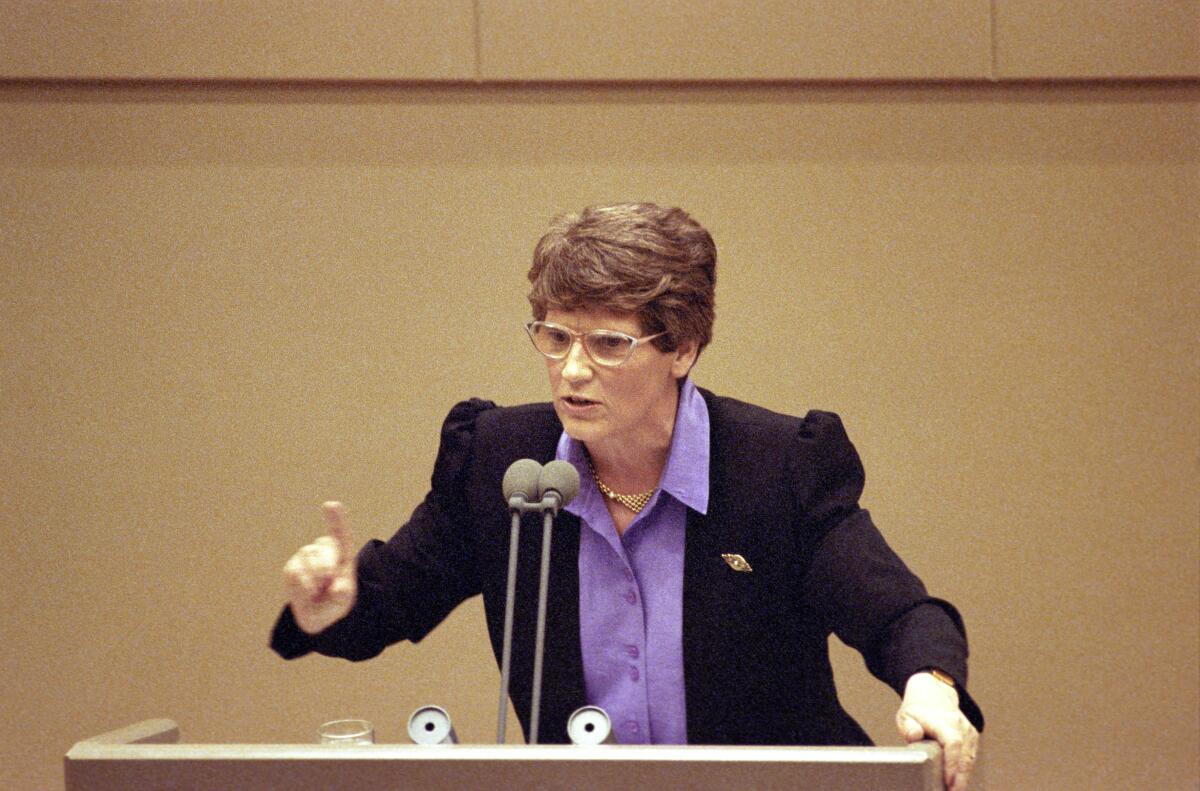 Prof. Dr. Rita Süßmuth, CDU/CSU, Bundestagspräsidentin, MdB, hält eine Rede in der 34. Plenarsitzung des 12. Deutschen Bundestages zum Umzug des Bundestages nach Berlin. Abstimmung Bonn-Berlin. Debatte am 20.06.1991 im Plenarsaal Wasserwerk, Bonn.; Bundestagspräsidentin, Abgeordnete, Bundestagsabgeordnete, Rednerpult Süssmuth, Rita Prof. Dr. Rita Süßmuth, CDU/CSU, Bundestagspräsidentin, MdB, hält eine Rede in der 34. Plenarsitzung des 12. Deutschen Bundestages zum Umzug des Bundestages nach Berlin. Abstimmung Bonn-Berlin. Debatte am 20.06.1991 im Plenarsaal Wasserwerk, Bonn.; Bundestagspräsidentin, Abgeordnete, Bundestagsabgeordnete, Rednerpult