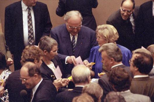 Kohl, Helmut; Gysi, Gregor Liegenschaften in Bonn, Plenargebäude