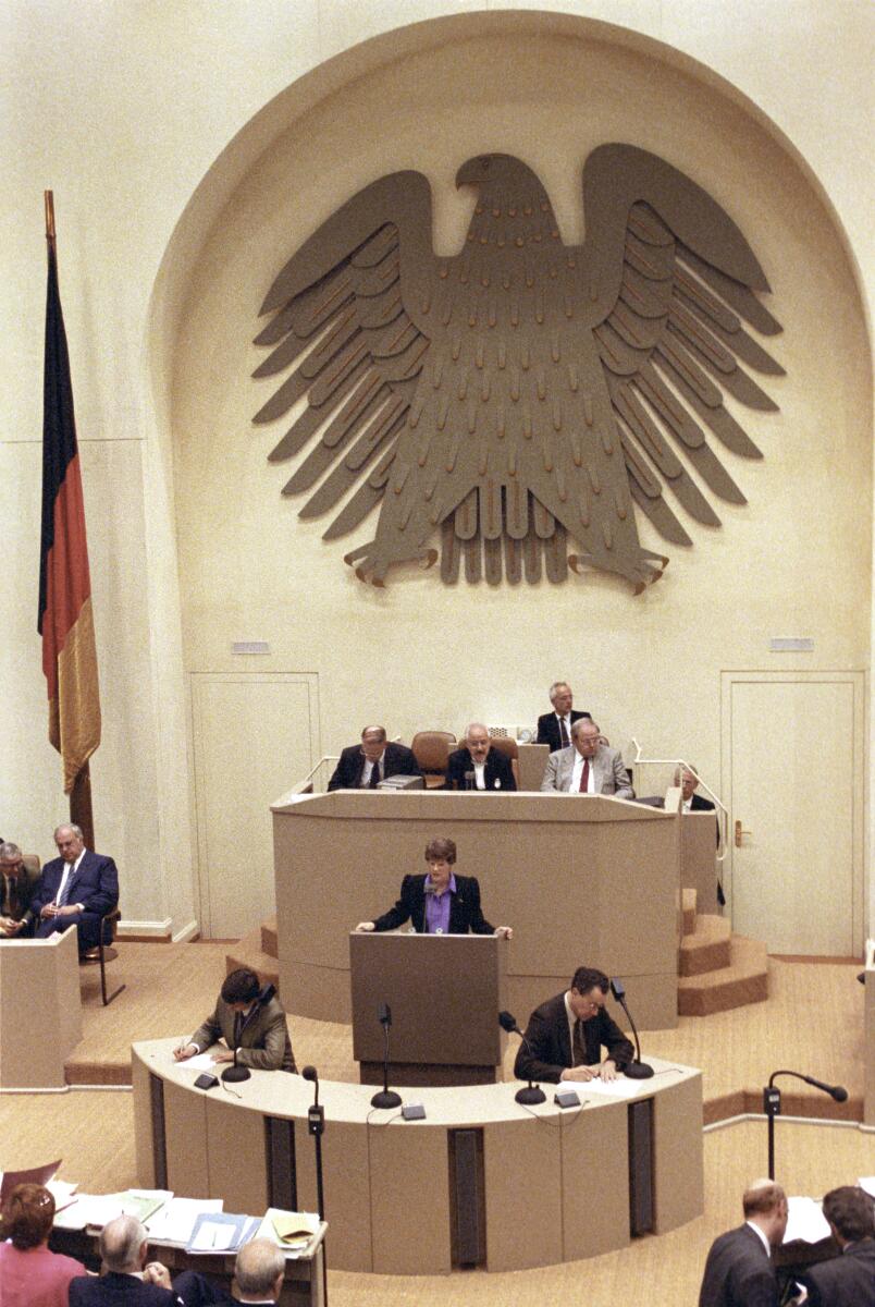 Bundestagspräsidentin Prof. Dr. Rita Süssmuth, CDU/CSU, MdB, am Rednerpult im Wasserwerk Bonn während der 34. Sitzung zur Bonn-Berlin-Debatte.; Bonn-Berlin-Abstimmung, Debatte, Redner, Rednerpult, Rede Süssmuth, Rita Bundestagspräsidentin Prof. Dr. Rita Süssmuth, CDU/CSU, MdB, am Rednerpult im Wasserwerk Bonn während der 34. Sitzung zur Bonn-Berlin-Debatte.; Bonn-Berlin-Abstimmung, Debatte, Redner, Rednerpult, Rede