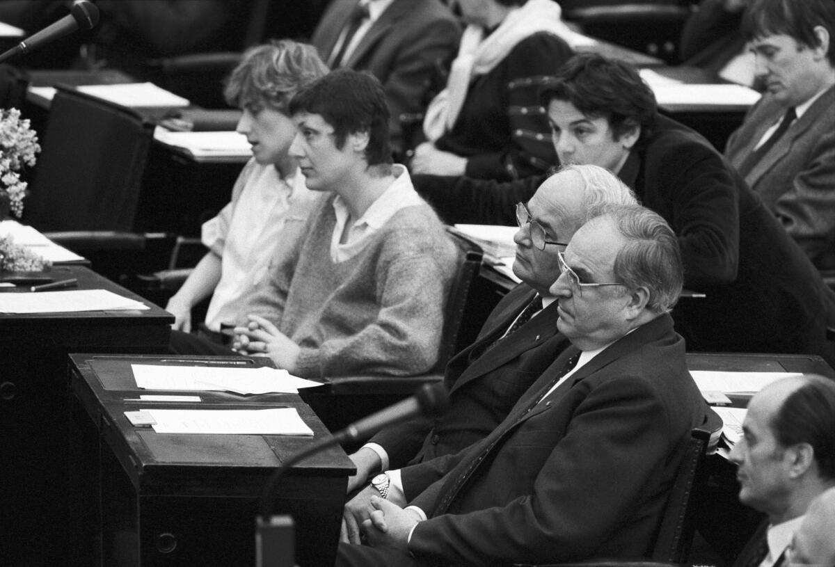 Der Abgeordnete Dr. Rainer Barzel (CDU/CSU) nimmt die Wahl zum Präsidenten des 10. Deutschen Bundestages am 29. März 1983 an.; Wahl Kohl, Helmut; Barzel, Rainer; Beck-Oberdorf, Marieluise; Kelly, Petra; Fischer, Joschka; Schily, Otto; Windelen, Heinrich Der Abgeordnete Dr. Rainer Barzel (CDU/CSU) nimmt die Wahl zum Präsidenten des 10. Deutschen Bundestages am 29. März 1983 an.; Wahl