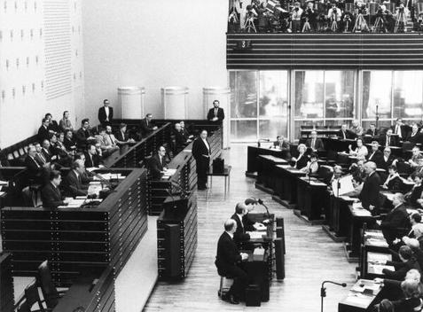 Brandt, Willy; Kohl, Helmut; Barzel, Rainer; Beck-Oberdorf, Marieluise; Renger, Annemarie; Vogel, Hans-Jochen Liegenschaften in Bonn, Plenargebäude
