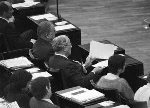 Kohl, Helmut; Barzel, Rainer; Beck-Oberdorf, Marieluise; Schily, Otto; Fischer, Joschka; Windelen, Heinrich Liegenschaften in Bonn, Plenargebäude