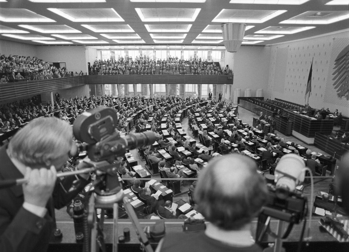  Konstituierende Sitzung des 10. Deutschen Bundestages am 29. März 1983. Blick von der Pressetribüne in den Plenarsaal während der Eröffnungsrede des Alterspräsidenten des Bundestages Willy Brandt (SPD).; Konstituierende, Sitzung, Eröffnung, Rede, Alterspräsident, Presse, Pressetribüne