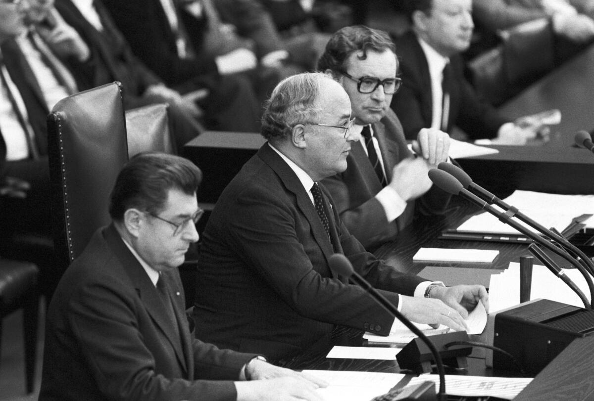 Der neugewählte Bundestagspräsident Dr. Rainer Barzel (CDU/CSU) während der konstituierenden Sitzung des 10. Deutschen Bundestages. Schriftführer v.l.n.r.: Abgeordneter Alfred Biehle (CDU/CSU) und Abgeordneter Max Amling (SPD).; Konstituierende, Sitzung, Bundestagspräsident, Schriftführer Barzel, Rainer Der neugewählte Bundestagspräsident Dr. Rainer Barzel (CDU/CSU) während der konstituierenden Sitzung des 10. Deutschen Bundestages. Schriftführer v.l.n.r.: Abgeordneter Alfred Biehle (CDU/CSU) und Abgeordneter Max Amling (SPD).; Konstituierende, Sitzung, Bundestagspräsident, Schriftführer