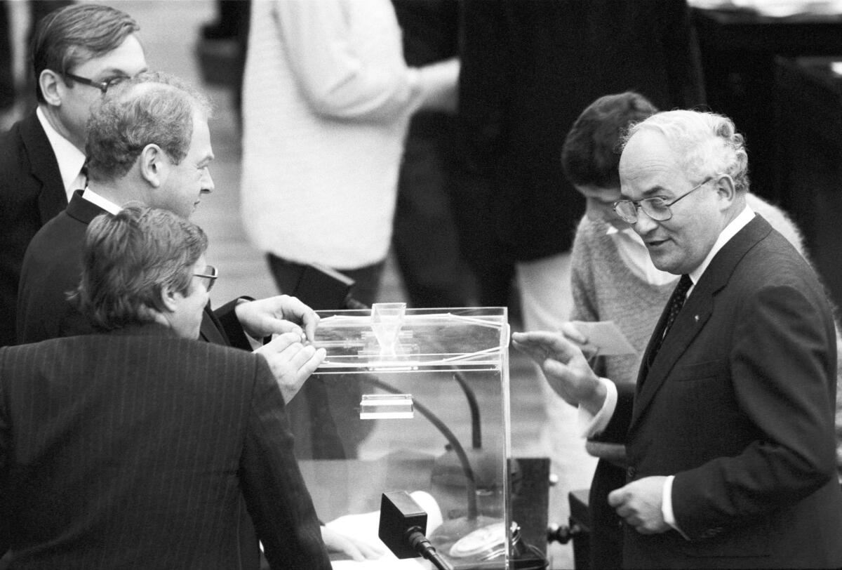 Vor der Wahl des Bundestagspräsidenten für den 10. Deutschen Bundestag. An der Wahlurne: Dr. Rainer Barzel (CDU/CSU).; Wahl, Wahlurne, Wahlgang, Bundestagspräsident Barzel, Rainer Vor der Wahl des Bundestagspräsidenten für den 10. Deutschen Bundestag. An der Wahlurne: Dr. Rainer Barzel (CDU/CSU).; Wahl, Wahlurne, Wahlgang, Bundestagspräsident
