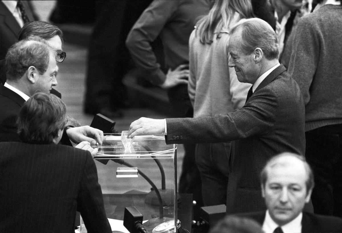 Vor der Wahl des Bundestagspräsidenten für den 10. Deutschen Bundestag. An der Wahlurne: Alterspräsident Willy Brandt (SPD).; Wahl, Wahlurne, Wahlgang, Bundestagspräsident Brandt, Willy Vor der Wahl des Bundestagspräsidenten für den 10. Deutschen Bundestag. An der Wahlurne: Alterspräsident Willy Brandt (SPD).; Wahl, Wahlurne, Wahlgang, Bundestagspräsident