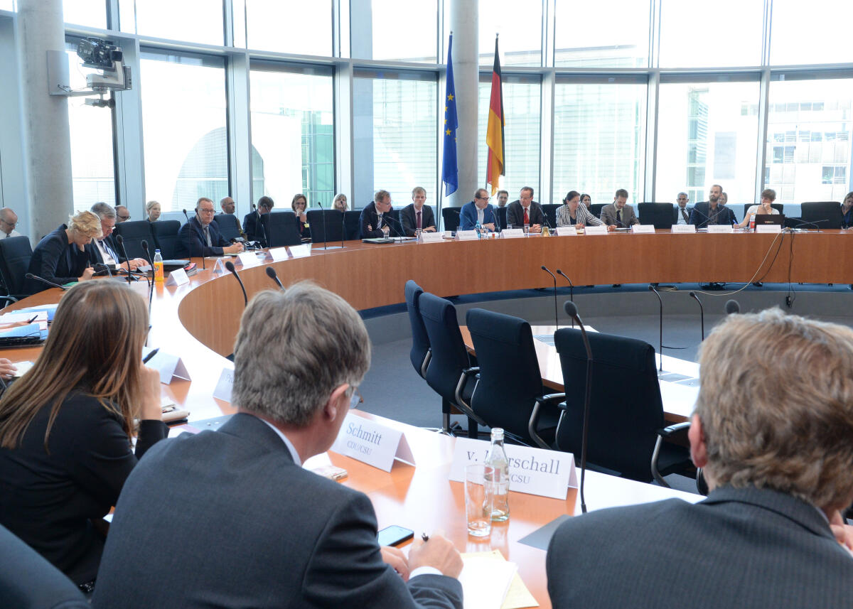 Der Bundesminister für Verkehr und digitale Infrastruktur, Alexander Dobrindt, CDU/CSU, nimmt an einer Ausschusssitzung des Ausschusses des Deutschen Bundestages für die Angelegenheiten der Europäischen Union, teil. Die Sitzung wird vom Vorsitzenden des Ausschusses, Gunther Krichbaum, CDU/CSU, geleitet.; Übersicht. Der Bundesminister für Verkehr und digitale Infrastruktur, Alexander Dobrindt, CDU/CSU, nimmt an einer Ausschusssitzung des Ausschusses des Deutschen Bundestages für die Angelegenheiten der Europäischen Union, teil. Die Sitzung wird vom Vorsitzenden des Ausschusses, Gunther Krichbaum, CDU/CSU, geleitet.; Übersicht.