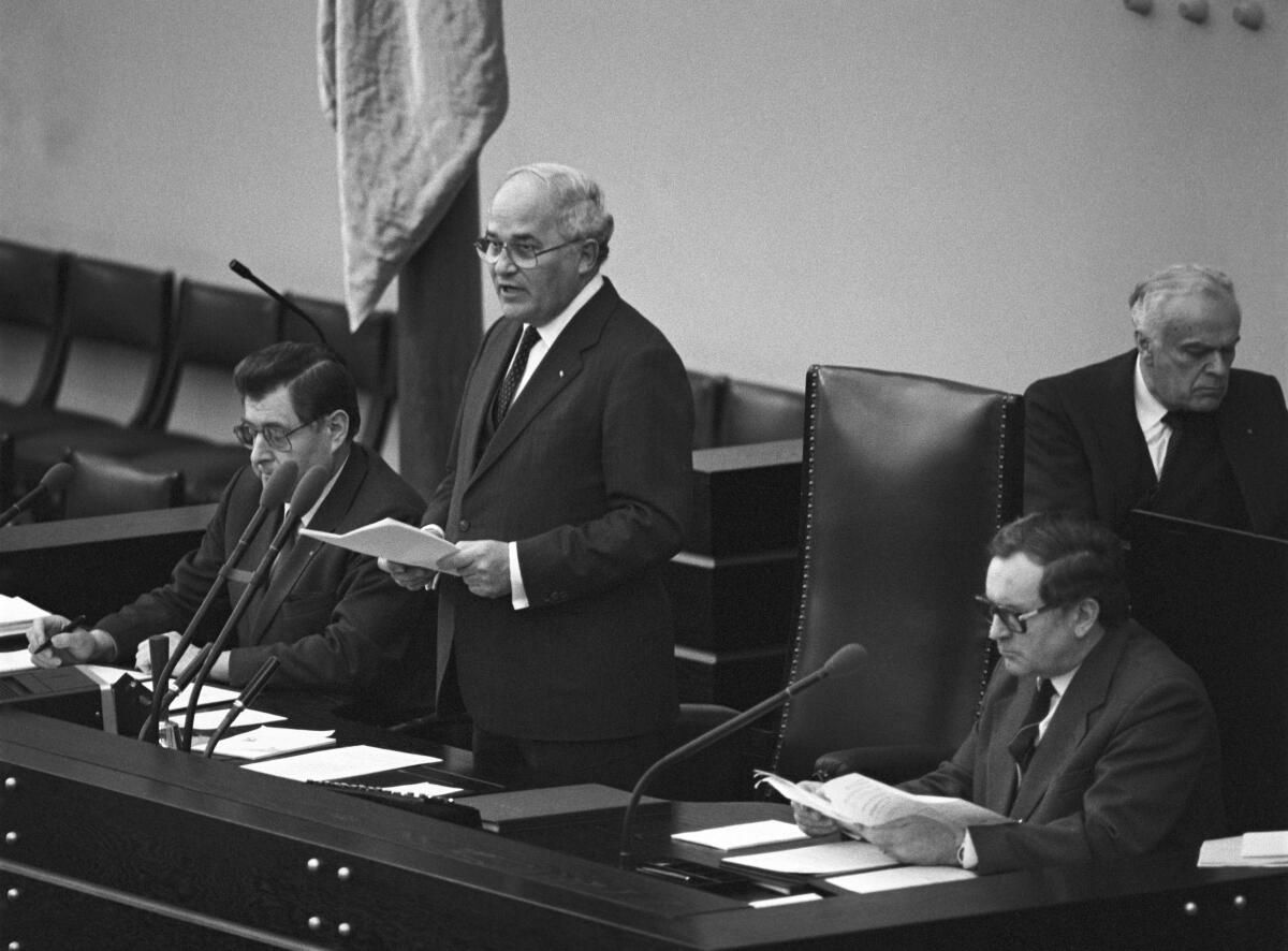 Antrittsrede des neugewählten Bundestagspräsidenten Dr. Rainer Barzel (CDU/CSU) am 29. März 1983. Schriftführer v.l.n.r.: Abgeordneter Alfred Biehle (CDU/CSU) und Abgeordneter Max Amling (SPD).; Antrittsrede, Rede, Bundestagspräsident, Schriftführer Barzel, Rainer Antrittsrede des neugewählten Bundestagspräsidenten Dr. Rainer Barzel (CDU/CSU) am 29. März 1983. Schriftführer v.l.n.r.: Abgeordneter Alfred Biehle (CDU/CSU) und Abgeordneter Max Amling (SPD).; Antrittsrede, Rede, Bundestagspräsident, Schriftführer