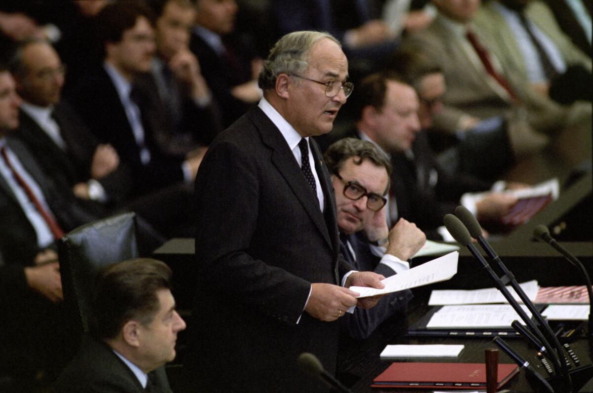 Antrittsrede des neugewählten Bundestagspräsidenten Dr. Rainer Barzel (CDU/CSU) am 29. März 1983. Schriftführer v.l.n.r.: Abgeordneter Alfred Biehle (CDU/CSU) und Abgeordneter Max Amling (SPD).; Antrittsrede, Rede, Bundestagspräsident, Schriftführer Barzel, Rainer Antrittsrede des neugewählten Bundestagspräsidenten Dr. Rainer Barzel (CDU/CSU) am 29. März 1983. Schriftführer v.l.n.r.: Abgeordneter Alfred Biehle (CDU/CSU) und Abgeordneter Max Amling (SPD).; Antrittsrede, Rede, Bundestagspräsident, Schriftführer