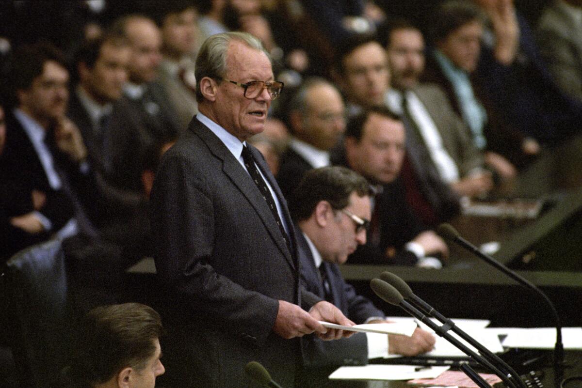 Alterspräsident Willy Brandt (SPD) bei der Eröffnung der konstituierenden Sitzung des 10. Deutschen Bundestages. Schriftführer v.l.n.r.: Abgeordneter Alfred Biehle (CDU/CSU) und Abgeordneter Max Amling (SPD).; Rede, Alterspräsident, Eröffnung, konstituierende, Sitzung, Schriftführer Brandt, Willy Alterspräsident Willy Brandt (SPD) bei der Eröffnung der konstituierenden Sitzung des 10. Deutschen Bundestages. Schriftführer v.l.n.r.: Abgeordneter Alfred Biehle (CDU/CSU) und Abgeordneter Max Amling (SPD).; Rede, Alterspräsident, Eröffnung, konstituierende, Sitzung, Schriftführer