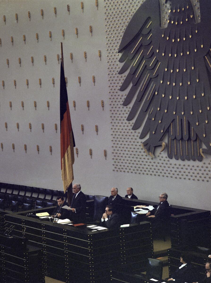 Antrittsrede des neugewählten Bundestagspräsidenten Dr. Rainer Barzel (CDU/CSU) am 29. März 1983. Schriftführer v.l.n.r.: Abgeordneter Alfred Biehle (CDU/CSU) und Abgeordneter Max Amling (SPD).; Antrittsrede, Rede, Bundestagspräsident, Schriftführer Barzel, Rainer Antrittsrede des neugewählten Bundestagspräsidenten Dr. Rainer Barzel (CDU/CSU) am 29. März 1983. Schriftführer v.l.n.r.: Abgeordneter Alfred Biehle (CDU/CSU) und Abgeordneter Max Amling (SPD).; Antrittsrede, Rede, Bundestagspräsident, Schriftführer