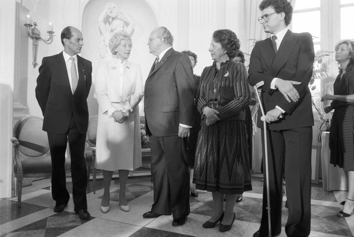 Das Präsidium des Deutschen Bundestages gibt Bundestagspräsident Richard Stücklen anläßlich seines 65. Geburtstages am 7. September 1981 in der Redoute in Bonn einen Empfang.; V.l.n.r.: BTVPräs. Heinrich Windelen (CDU/CSU), BTVPräs. Annemarie Renger (SPD), BTPräs. Richard Stücklen (CDU/CSU), Frau Stücklen und Sohn.; Empfang Stücklen, Richard; Renger, Annemarie; Windelen, Heinrich Das Präsidium des Deutschen Bundestages gibt Bundestagspräsident Richard Stücklen anläßlich seines 65. Geburtstages am 7. September 1981 in der Redoute in Bonn einen Empfang.; V.l.n.r.: BTVPräs. Heinrich Windelen (CDU/CSU), BTVPräs. Annemarie Renger (SPD), BTPräs. Richard Stücklen (CDU/CSU), Frau Stücklen und Sohn.; Empfang