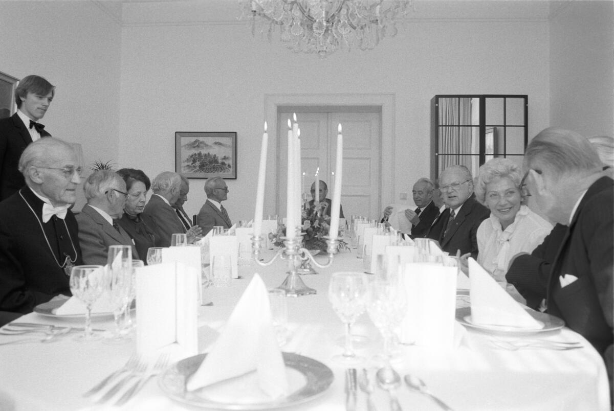 Bundestagspräsident Richard Stücklen (CDU/CSU) gibt im Amtshaus für den früheren Bundestagspräsidenten Eugen Gerstenmaier (CDU) anläßlich seines 75. Geburtstages ein Essen. Unter den zahlreichen Gästen waren mehrere ehemalige Bundestagspräsidenten und Vizepräsidenten.; Fest, Feier, Essen Gerstenmaier, Eugen; Stücklen, Richard; Renger, Annemarie Bundestagspräsident Richard Stücklen (CDU/CSU) gibt im Amtshaus für den früheren Bundestagspräsidenten Eugen Gerstenmaier (CDU) anläßlich seines 75. Geburtstages ein Essen. Unter den zahlreichen Gästen waren mehrere ehemalige Bundestagspräsidenten und Vizepräsidenten.; Fest, Feier, Essen