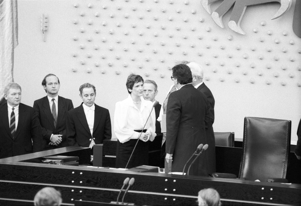 Vereidigung von Dr. Rita Süssmuth (CDU/CSU) zur Bundesministerin für Jugend, Familie und Gesundheit durch den Bundestagspräsidenten Dr. Philipp Jenninger (CDU/CSU).; Bundesministerin, Ministerin, Vereidigung, Eid, Bundestagspräsident Süssmuth, Rita; Jenninger, Philipp Vereidigung von Dr. Rita Süssmuth (CDU/CSU) zur Bundesministerin für Jugend, Familie und Gesundheit durch den Bundestagspräsidenten Dr. Philipp Jenninger (CDU/CSU).; Bundesministerin, Ministerin, Vereidigung, Eid, Bundestagspräsident