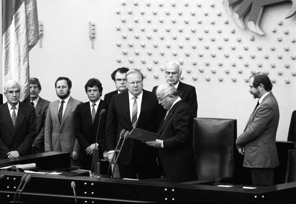 Bangemann, Martin; Barzel, Rainer Vereidigung von Dr. Martin Bangemann (FDP) zum Bundesminister für Wirtschaft durch den Bundestagspräsidenten Dr. Rainer Barzel (CDU/CSU).; Bundesminister, Minister, Vereidigung, Eid, Bundestagspräsident