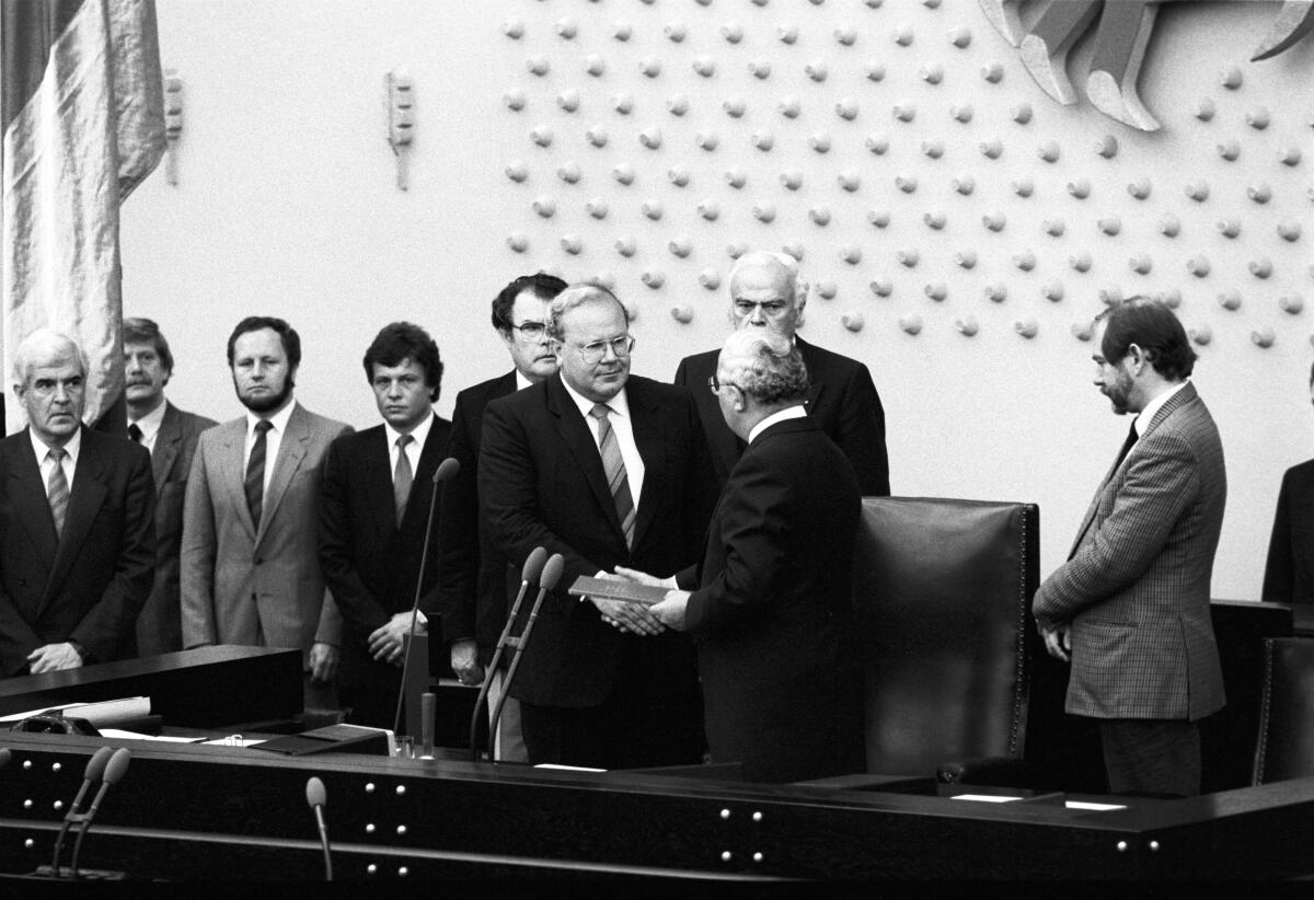 Bangemann, Martin; Barzel, Rainer Vereidigung von Dr. Martin Bangemann (FDP) zum Bundesminister für Wirtschaft durch den Bundestagspräsidenten Dr. Rainer Barzel (CDU/CSU).; Bundesminister, Minister, Vereidigung, Eid, Bundestagspräsident