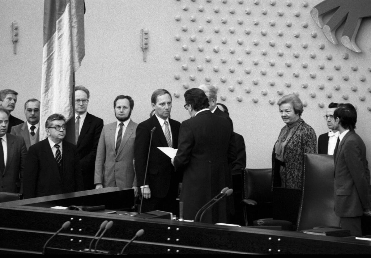 Vereidigung des Bundesministers Dr. Wolfgang Schäuble (CDU/CSU) durch den Bundestagspräsidenten Dr. Philipp Jenninger (CDU/CSU).; Bundesminister, Minister, Vereidigung, Eid, Bundestagspräsident Schäuble, Wolfgang; Jenninger, Philipp Vereidigung des Bundesministers Dr. Wolfgang Schäuble (CDU/CSU) durch den Bundestagspräsidenten Dr. Philipp Jenninger (CDU/CSU).; Bundesminister, Minister, Vereidigung, Eid, Bundestagspräsident