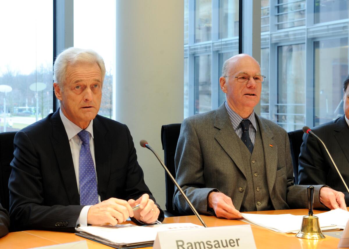 Bundestagspräsident Prof. Dr. Norbert Lammert, (re), CDU/CSU, konstituiert den Ausschuss des Deutschen Bundestages für Wirtschaft und Energie. Den Vorsitz übernimmt Dr. Peter Ramsauer, (li), CDU/CSU.; Konstituierung, Mikro, Mikrofon. Lammert, Norbert; Ramsauer, Peter Bundestagspräsident Prof. Dr. Norbert Lammert, (re), CDU/CSU, konstituiert den Ausschuss des Deutschen Bundestages für Wirtschaft und Energie. Den Vorsitz übernimmt Dr. Peter Ramsauer, (li), CDU/CSU.; Konstituierung, Mikro, Mikrofon.