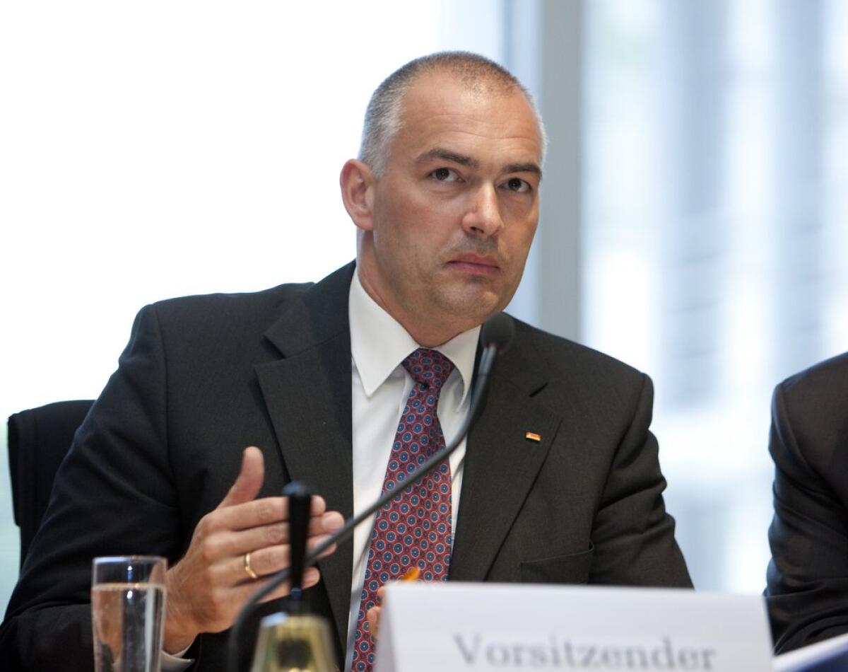 Fischer, Axel E. Axel. E. Fischer, MdB, CDU/CSU, eröffnet die öffentliche Sitzung der Enquete-Kommission "Internet und digitale Gesellschaft".