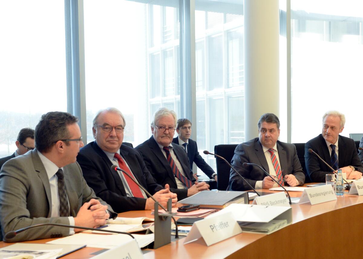 Dr. Peter Ramsauer, (re), CDU/CSU, Vorsitzender des Ausschusses des Deutschen Bundestages für Wirtschaft und Energie, leitet die Ausschusssitzung, an der der Bundesminister für Wirtschaft und Energie, Sigmar Gabriel, (2.v.re), SPD, teil nimmt.; Minister, Ausschuss, Übersicht. Ramsauer, Peter; Gabriel, Sigmar Dr. Peter Ramsauer, (re), CDU/CSU, Vorsitzender des Ausschusses des Deutschen Bundestages für Wirtschaft und Energie, leitet die Ausschusssitzung, an der der Bundesminister für Wirtschaft und Energie, Sigmar Gabriel, (2.v.re), SPD, teil nimmt.; Minister, Ausschuss, Übersicht.