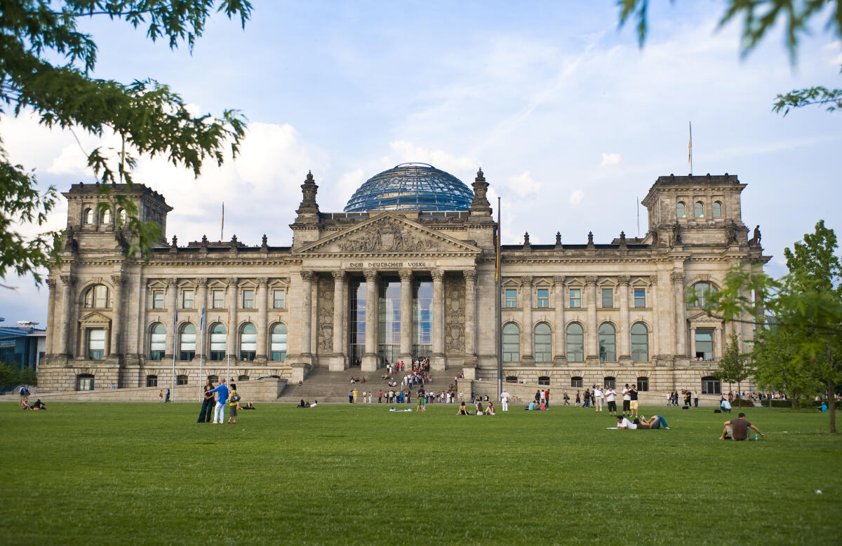  Platz der Republik vor dem Reichstagsgebäude.; Touristen auf der Treppe vor dem Bundestag.; Besucher, Westseite, Westen, Westportal, Kuppel, Reichstagskuppel