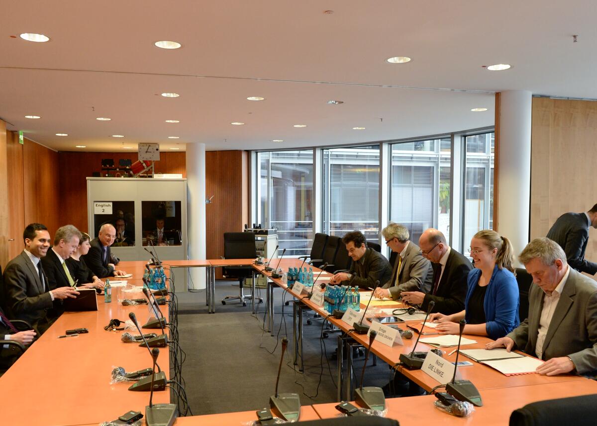 Barthel, Klaus; Motwane, Jai Klaus Barthel, (5.v.re), SPD, stellvertretender Vorsitzender des Ausschusses des Deutschen Bundestages für Wirtschaft und Energie, begrüßt den US Verhandlungsführer für den Bereich Investitionen im Rahmen des T-Tip und Senior Director for Services and Investment Office of the U.S. Trade Repräsentation, Jai Motwane, (li), zu einem Gespräch.; Übersicht.