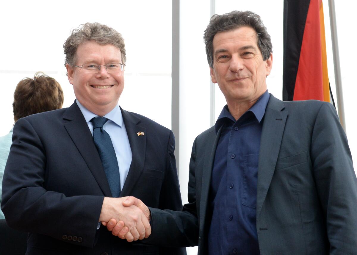 Dan Mullaney, (li), US-Chefunterhändler für das EU-Handelsabkommen Transatlantic Trade and Investment Partnership (TTIP), ist zu Gast beim Ausschuss des Deutschen Bundestages für Wirtschaft und Energie. Klaus Barthel, (re), SPD, stellvertretender Vorsitzender des Ausschusses, leitet die Sitzung. Barthel, Klaus; Mullaney, Dan Dan Mullaney, (li), US-Chefunterhändler für das EU-Handelsabkommen Transatlantic Trade and Investment Partnership (TTIP), ist zu Gast beim Ausschuss des Deutschen Bundestages für Wirtschaft und Energie. Klaus Barthel, (re), SPD, stellvertretender Vorsitzender des Ausschusses, leitet die Sitzung.