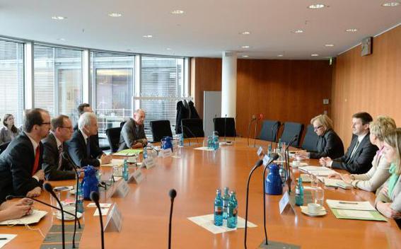Ramsauer, Peter; Dombrovskis, Vjaceslavs Paul-Löbe-Haus, Sitzungssaal