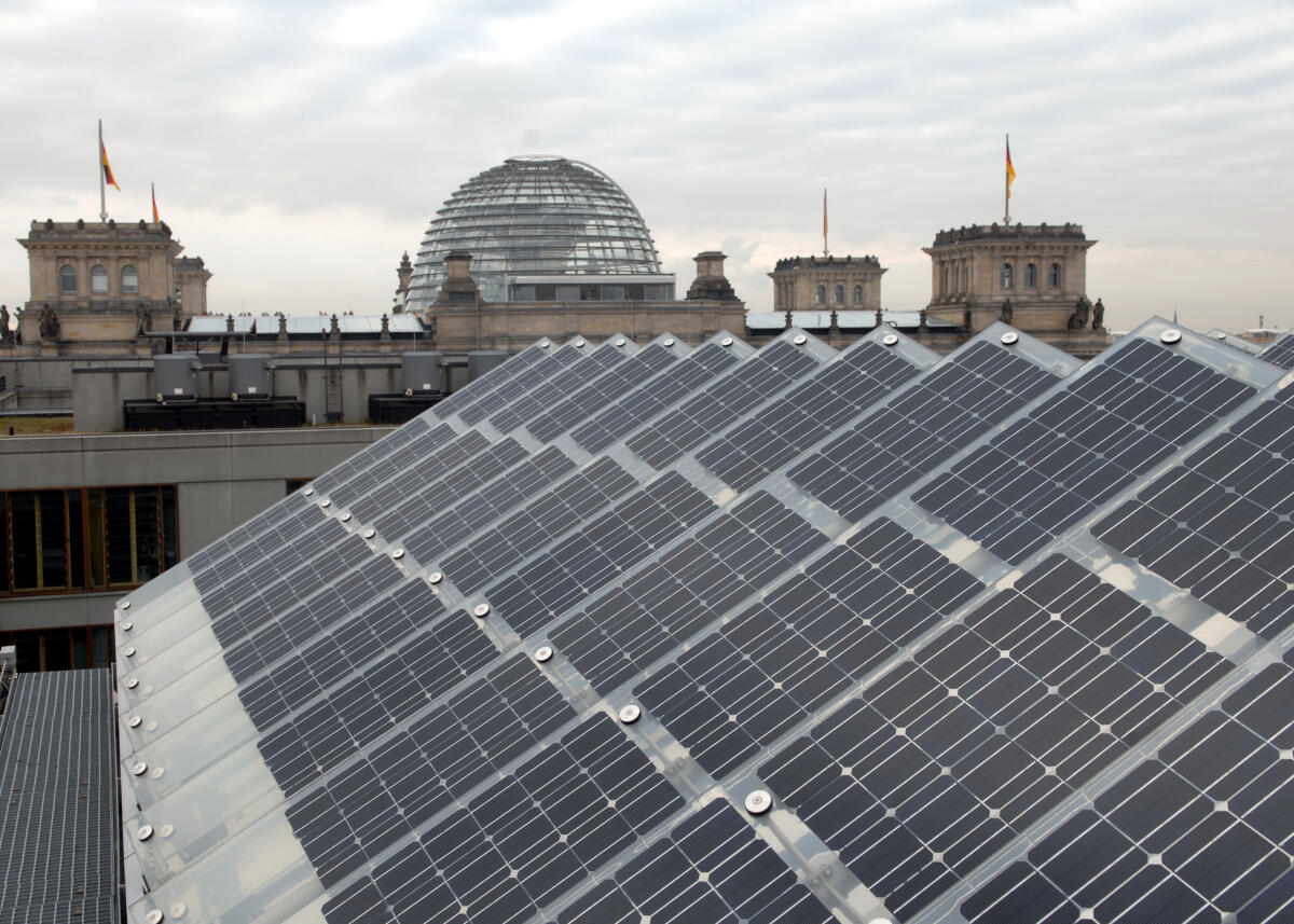  Solaranlage. Im Hintergrund das Reichstagsgebäude mit der Kuppel.; Heizung, Heizanlage, Solar, Solartechnik.