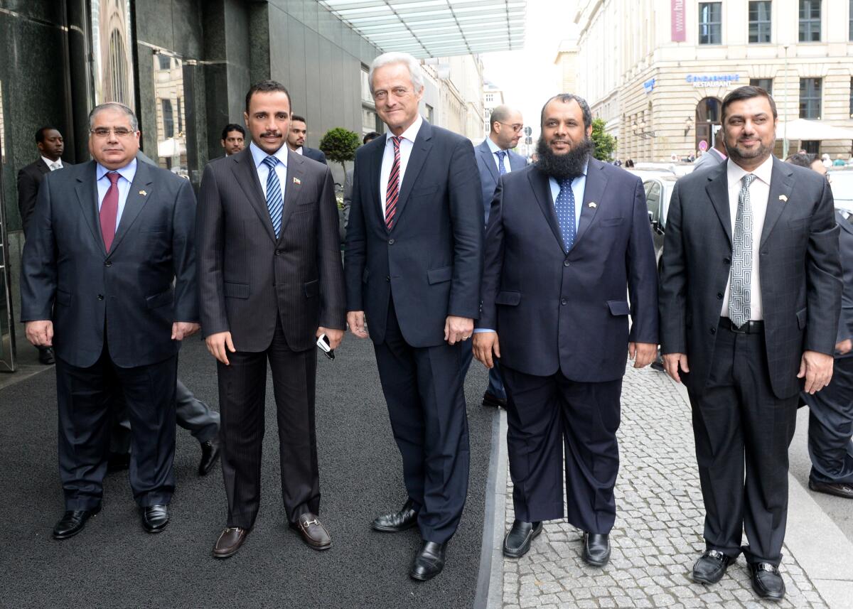 Dr. Peter Ramsauer, (3.v.li), CDU/CSU, Vorsitzender des Ausschusses des Deutschen Bundestages für Wirtschaft und Energie, empfängt den Präsidenten des Majlis al-Umma des Staates Kuwait, Ali Marzouq Al-Ghanim, (2.v.li), und Delegation, zu einem Gespräch.; Gruppenfoto. Ramsauer, Peter; Al-Ghanim, Ali Marzouq Dr. Peter Ramsauer, (3.v.li), CDU/CSU, Vorsitzender des Ausschusses des Deutschen Bundestages für Wirtschaft und Energie, empfängt den Präsidenten des Majlis al-Umma des Staates Kuwait, Ali Marzouq Al-Ghanim, (2.v.li), und Delegation, zu einem Gespräch.; Gruppenfoto.