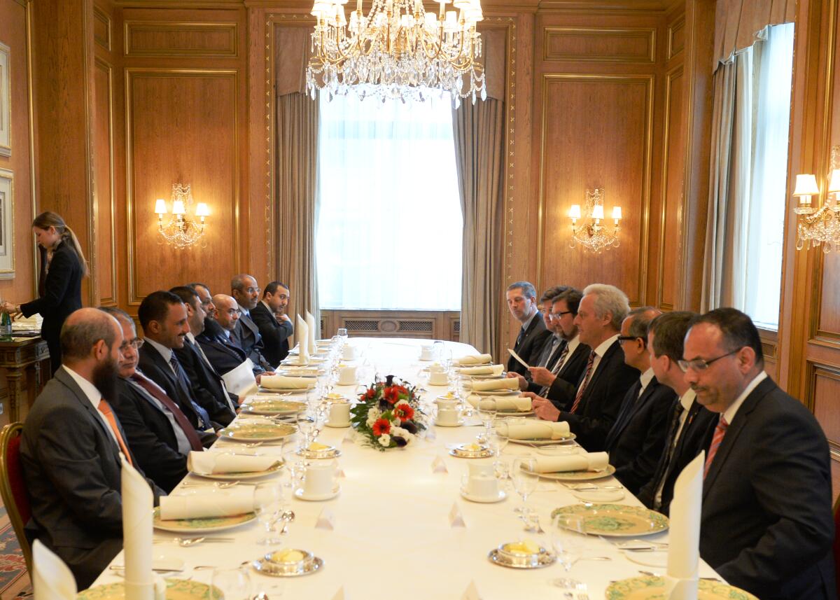Dr. Peter Ramsauer, CDU/CSU, Vorsitzender des Ausschusses des Deutschen Bundestages für Wirtschaft und Energie, empfängt den Präsidenten des Majlis al-Umma des Staates Kuwait, Ali Marzouq Al-Ghanim, und Delegation, zu einem Gespräch.; Übersicht. Dr. Peter Ramsauer, CDU/CSU, Vorsitzender des Ausschusses des Deutschen Bundestages für Wirtschaft und Energie, empfängt den Präsidenten des Majlis al-Umma des Staates Kuwait, Ali Marzouq Al-Ghanim, und Delegation, zu einem Gespräch.; Übersicht.