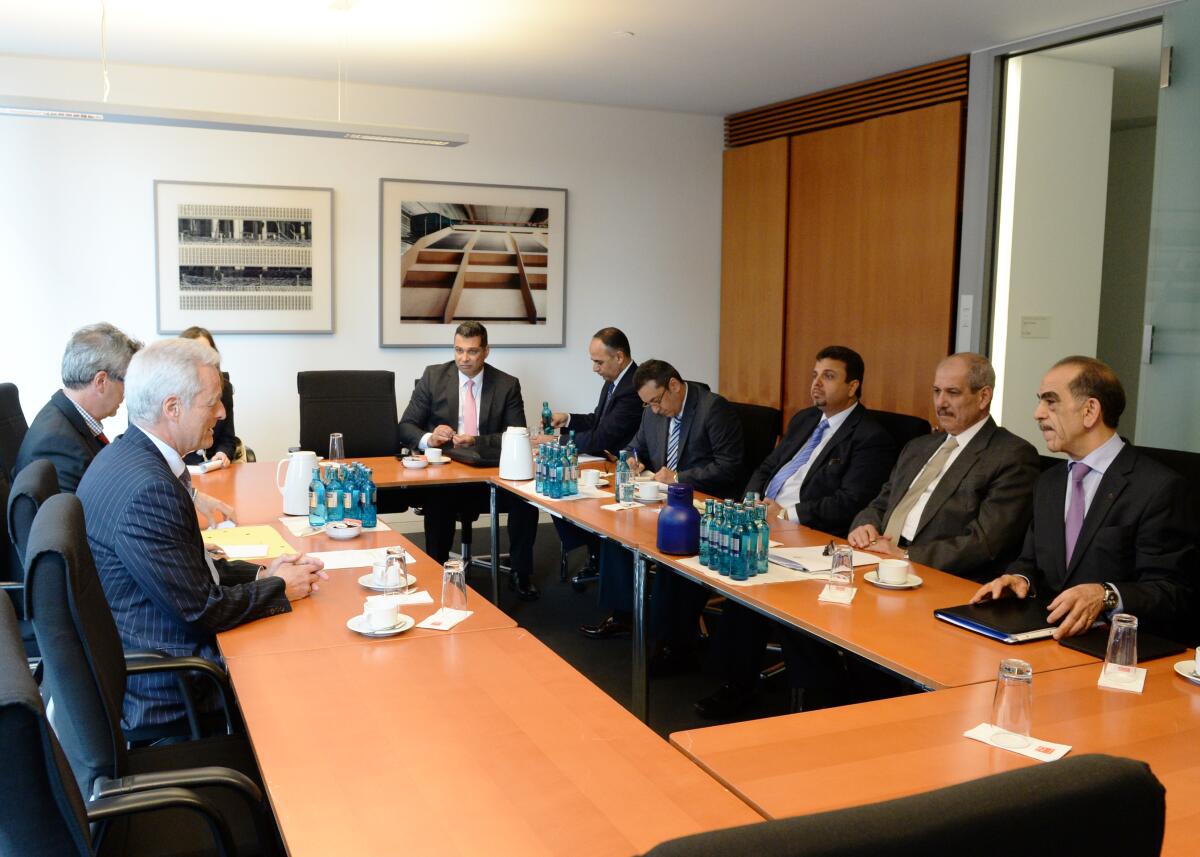 Dr. Peter Ramsauer, (li), CDU/CSU, Vorsitzender des Ausschusses des Deutschen Bundestages für Wirtschaft und Energie, empfängt Dr. Fayez A. Tarawneh, Chief of the Royal Hashemite Court of Jordan, und Delegation, zu einem Gespräch.; Übersicht. Ramsauer, Peter Dr. Peter Ramsauer, (li), CDU/CSU, Vorsitzender des Ausschusses des Deutschen Bundestages für Wirtschaft und Energie, empfängt Dr. Fayez A. Tarawneh, Chief of the Royal Hashemite Court of Jordan, und Delegation, zu einem Gespräch.; Übersicht.