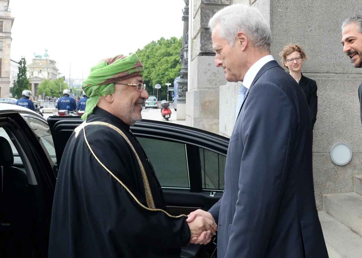 Dr. Peter Ramsauer, (re), CDU/CSU, Vorsitzender des Ausschusses des Deutschen Bundestages für Wirtschaft und Energie, empfängt den Präsidenten des Staatsrates "Madschlis ai-Daula" des Sultanats Oman, Dr. Yahya Mahfoodh Al-Manthari, (li), und Delegation, zu einem Gespräch. Ramsauer, Peter; Mahfoodh Al-Manthari, Yahya Dr. Peter Ramsauer, (re), CDU/CSU, Vorsitzender des Ausschusses des Deutschen Bundestages für Wirtschaft und Energie, empfängt den Präsidenten des Staatsrates "Madschlis ai-Daula" des Sultanats Oman, Dr. Yahya Mahfoodh Al-Manthari, (li), und Delegation, zu einem Gespräch.