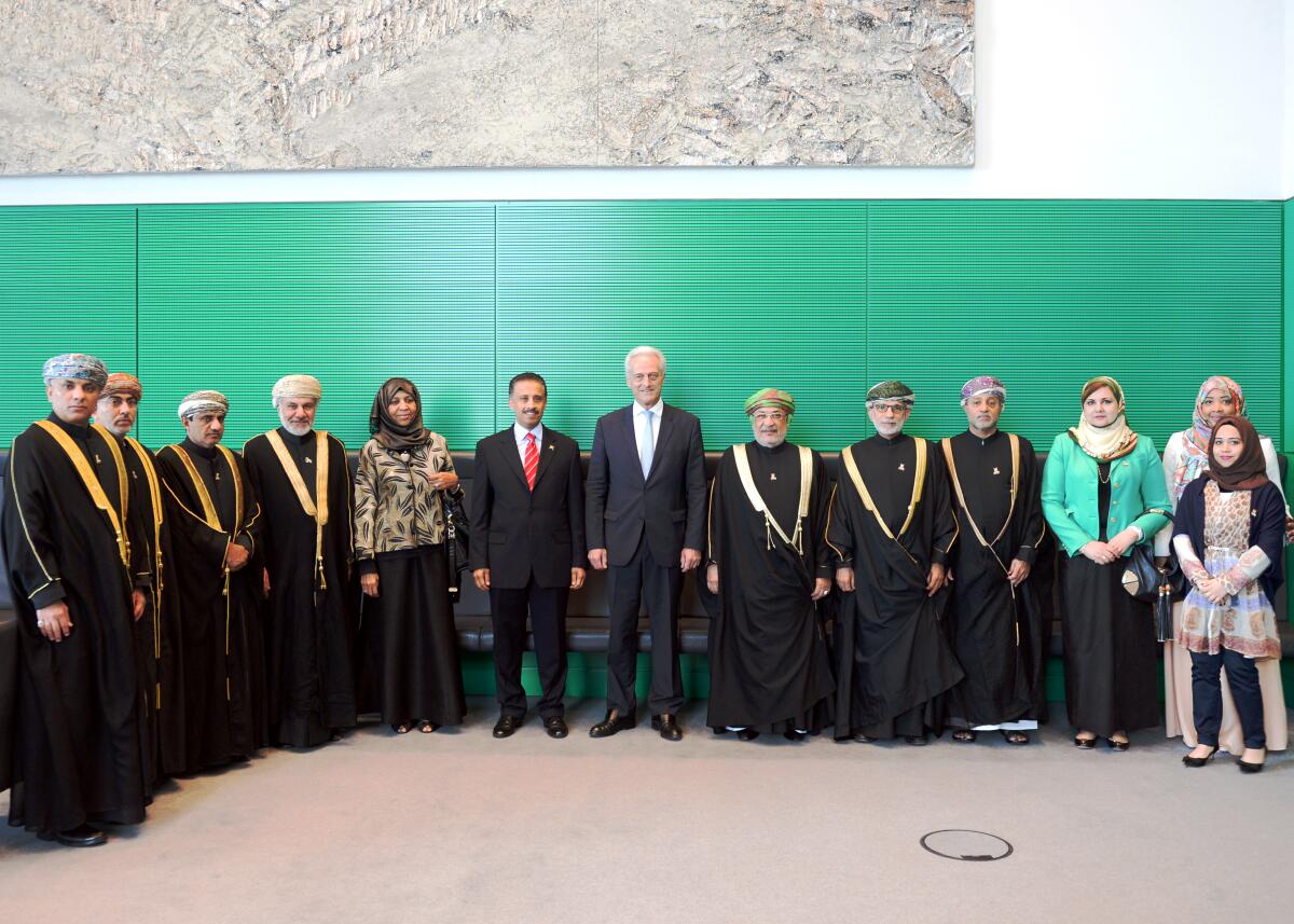 Dr. Peter Ramsauer, (mitte), CDU/CSU, Vorsitzender des Ausschusses des Deutschen Bundestages für Wirtschaft und Energie, empfängt den Präsidenten des Staatsrates "Madschlis ai-Daula" des Sultanats Oman, Dr. Yahya Mahfoodh Al-Manthari, (6.v.re), und Delegation, zu einem Gespräch.; Gruppenfoto. Ramsauer, Peter; Mahfoodh Al-Manthari, Yahya Dr. Peter Ramsauer, (mitte), CDU/CSU, Vorsitzender des Ausschusses des Deutschen Bundestages für Wirtschaft und Energie, empfängt den Präsidenten des Staatsrates "Madschlis ai-Daula" des Sultanats Oman, Dr. Yahya Mahfoodh Al-Manthari, (6.v.re), und Delegation, zu einem Gespräch.; Gruppenfoto.