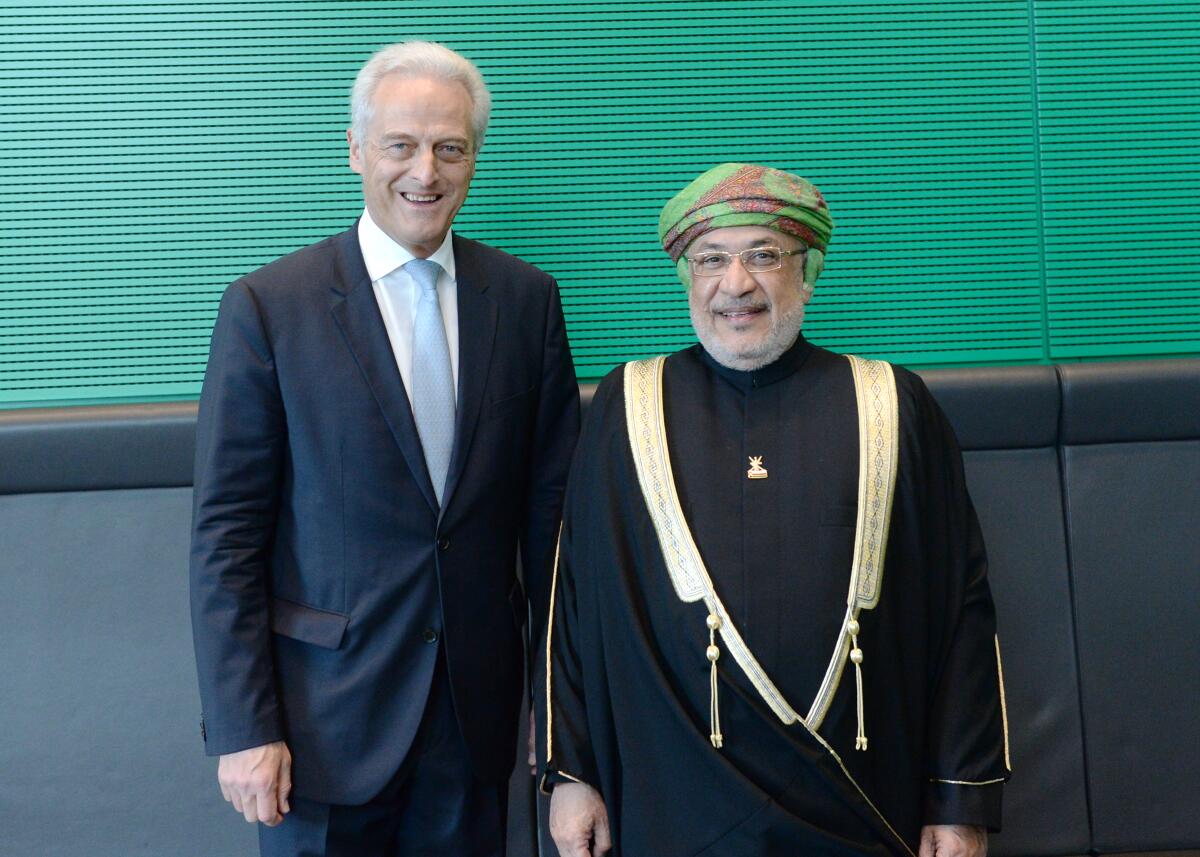Dr. Peter Ramsauer, (li), CDU/CSU, Vorsitzender des Ausschusses des Deutschen Bundestages für Wirtschaft und Energie, empfängt den Präsidenten des Staatsrates "Madschlis ai-Daula" des Sultanats Oman, Dr. Yahya Mahfoodh Al-Manthari, (re), und Delegation, zu einem Gespräch. Ramsauer, Peter; Mahfoodh Al-Manthari, Yahya Dr. Peter Ramsauer, (li), CDU/CSU, Vorsitzender des Ausschusses des Deutschen Bundestages für Wirtschaft und Energie, empfängt den Präsidenten des Staatsrates "Madschlis ai-Daula" des Sultanats Oman, Dr. Yahya Mahfoodh Al-Manthari, (re), und Delegation, zu einem Gespräch.