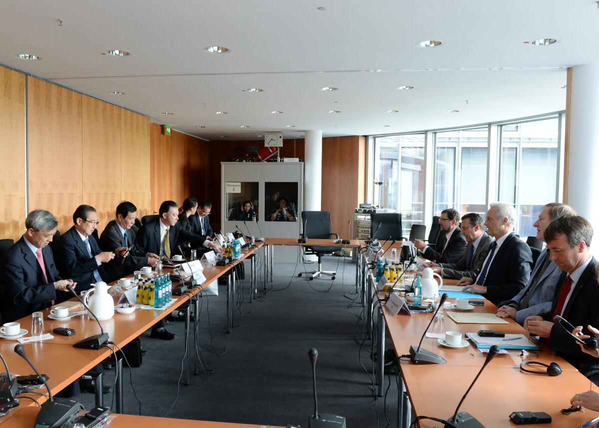 Dr. Peter Ramsauer, (3.v.re), CDU/CSU, Vorsitzender des Ausschusses des Deutschen Bundestages für Wirtschaft und Energie sowie weitere Ausschussmitglieder empfangen eine Delegation des Wirtschaftsausschusses der politischen Konsultativkonferenz Chinas, die unter der Leitung von Peng Xiaofeng, (2.v.li), zu einem Gespräch mit dem Ausschuss zusammen kommt.; Übersicht. Ramsauer, Peter; Xiaofeng, Peng Dr. Peter Ramsauer, (3.v.re), CDU/CSU, Vorsitzender des Ausschusses des Deutschen Bundestages für Wirtschaft und Energie sowie weitere Ausschussmitglieder empfangen eine Delegation des Wirtschaftsausschusses der politischen Konsultativkonferenz Chinas, die unter der Leitung von Peng Xiaofeng, (2.v.li), zu einem Gespräch mit dem Ausschuss zusammen kommt.; Übersicht.