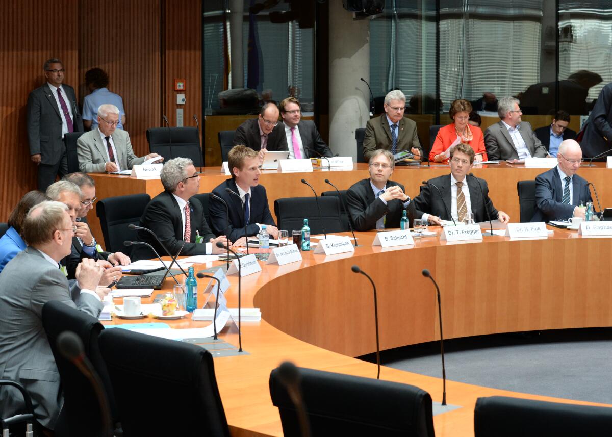  Der Ausschuss des Deutschen Bundestages für Wirtschaft und Energie hat unter der Leitung seines Vorsitzenden Dr. Peter Ramsauer, CDU/CSU, und mit Beteiligung von Sachverständigen (hier im Bild) eine Öffentliche Anhörung zum Thema: "Entwurf einnes Gesetzes zur grundlegenden Reform des Erneuerbare-Energien-Gesetzes und zur Änderung weiterer Bestimmungen des Energiewirtschaftsrechts".; Übersicht.