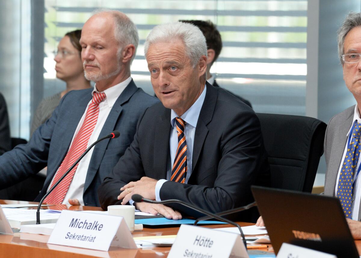 Der Ausschuss des Deutschen Bundestages für Wirtschaft und Energie hat unter der Leitung seines Vorsitzenden Dr. Peter Ramsauer, (hier im Bild), CDU/CSU, und mit Beteiligung von Sachverständigen eine Öffentliche Anhörung zum Thema: "Entwurf einnes Gesetzes zur grundlegenden Reform des Erneuerbare-Energien-Gesetzes und zur Änderung weiterer Bestimmungen des Energiewirtschaftsrechts". Ramsauer, Peter Der Ausschuss des Deutschen Bundestages für Wirtschaft und Energie hat unter der Leitung seines Vorsitzenden Dr. Peter Ramsauer, (hier im Bild), CDU/CSU, und mit Beteiligung von Sachverständigen eine Öffentliche Anhörung zum Thema: "Entwurf einnes Gesetzes zur grundlegenden Reform des Erneuerbare-Energien-Gesetzes und zur Änderung weiterer Bestimmungen des Energiewirtschaftsrechts".