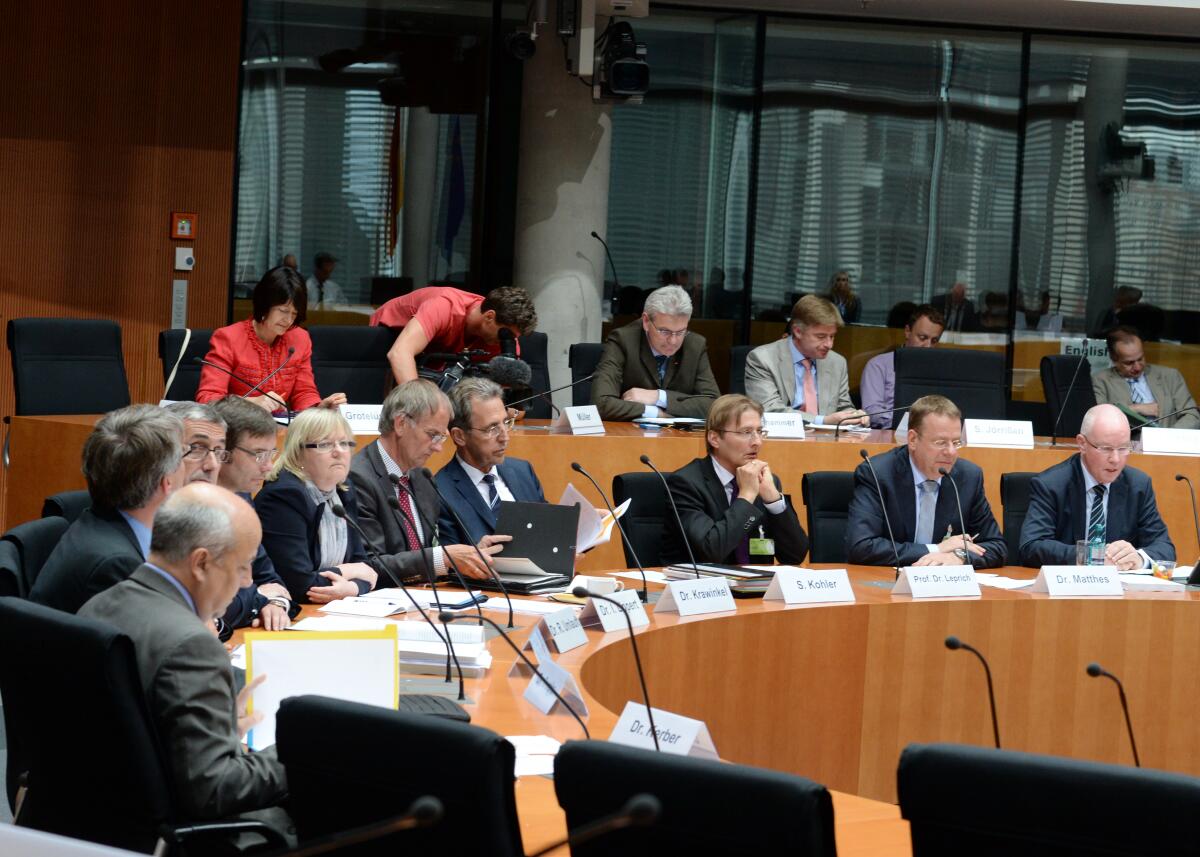  Der Ausschuss des Deutschen Bundestages für Wirtschaft und Energie hat unter der Leitung seines Vorsitzenden Dr. Peter Ramsauer, CDU/CSU, und mit Beteiligung von Sachverständigen (hier im Bild) eine Öffentliche Anhörung zum Thema: "Ökostromförderung gerecht und bürgernah".; Übersicht.