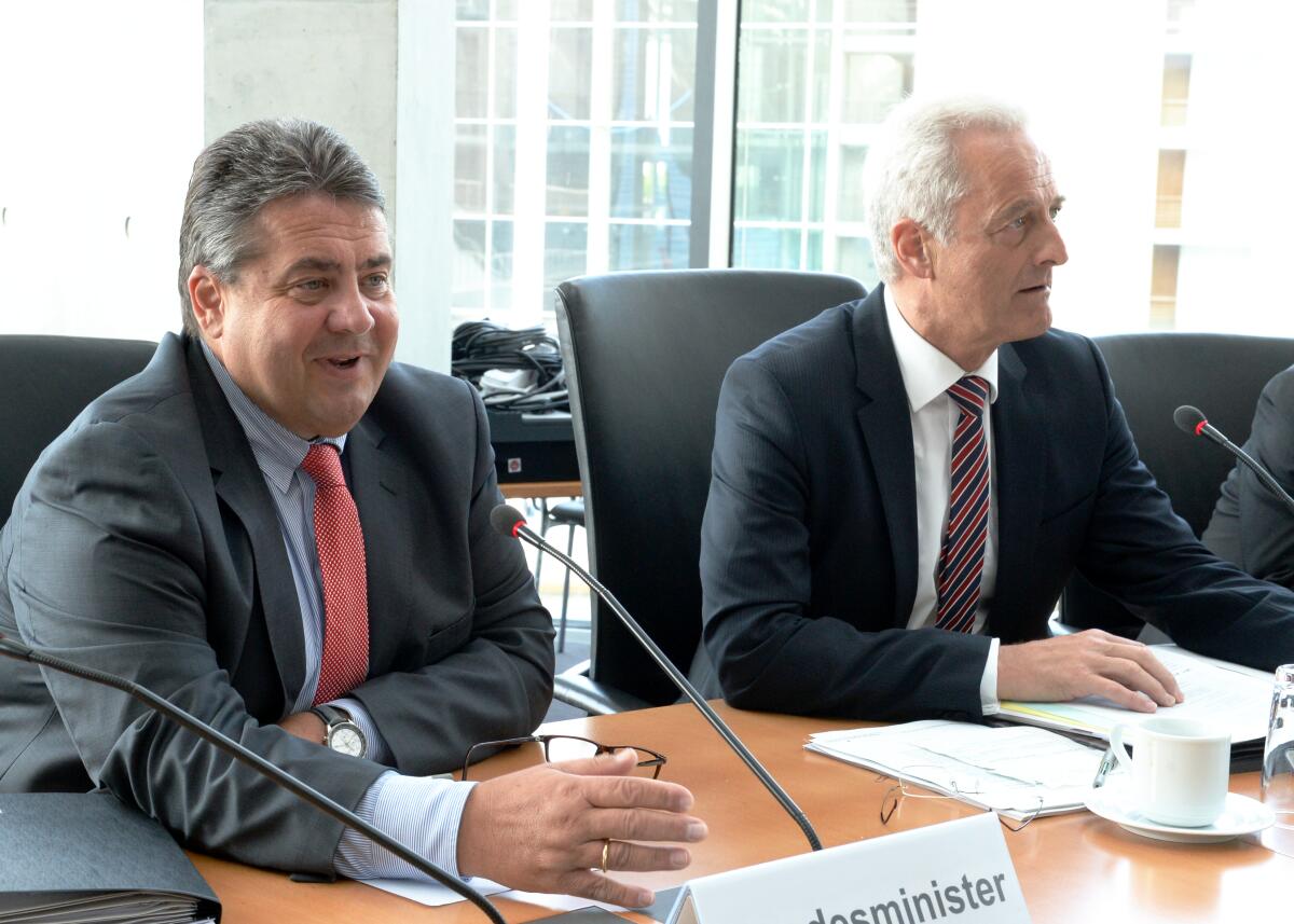 Ramsauer, Peter; Gabriel, Sigmar Sigmar Gabriel, (li), SPD, Bundesminister für Wirtschaft und Energie, ist zu Gast in einer Öffentlichen Anhörung des Ausschusses des Deutschen Bundestages für Wirtschaft und Energie, die vom Vorsitzenden, Dr. Peter Ramsauer, (re), CDU/CSU, geleitet wird.
