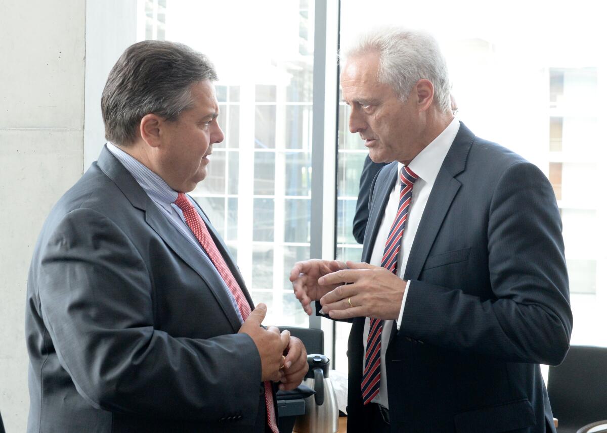 Sigmar Gabriel, (li), SPD, Bundesminister für Wirtschaft und Energie, ist zu Gast in einer Öffentlichen Anhörung des Ausschusses des Deutschen Bundestages für Wirtschaft und Energie, die vom Vorsitzenden, Dr. Peter Ramsauer, (re), CDU/CSU, geleitet wird. Ramsauer, Peter; Gabriel, Sigmar Sigmar Gabriel, (li), SPD, Bundesminister für Wirtschaft und Energie, ist zu Gast in einer Öffentlichen Anhörung des Ausschusses des Deutschen Bundestages für Wirtschaft und Energie, die vom Vorsitzenden, Dr. Peter Ramsauer, (re), CDU/CSU, geleitet wird.