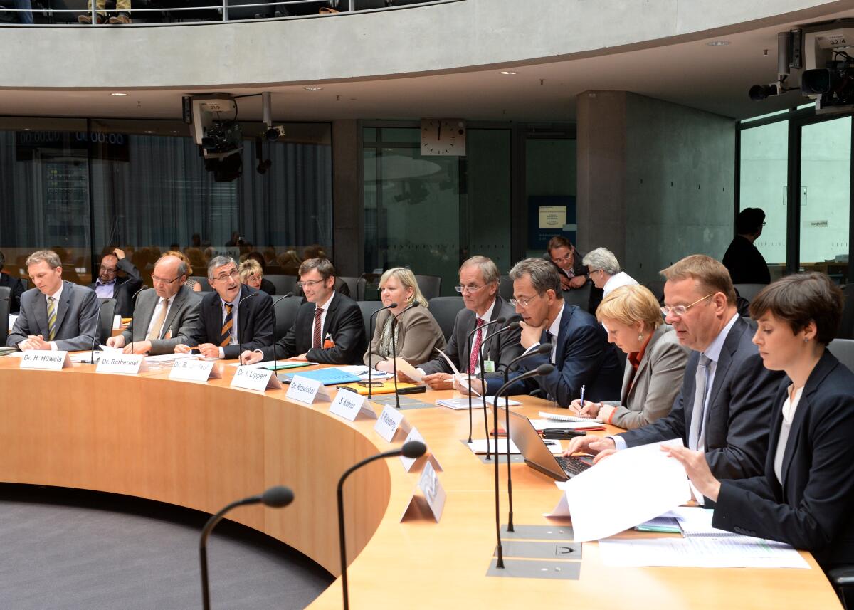  Der Ausschuss des Deutschen Bundestages hat unter der Leitung seines Vorsitzenden Dr. Peter Ramsauer, CDU/CSU, und mit Beteiligung von Sachverständigen (hier im Bild) eine Öffentliche Anhörung.; Übersicht.
