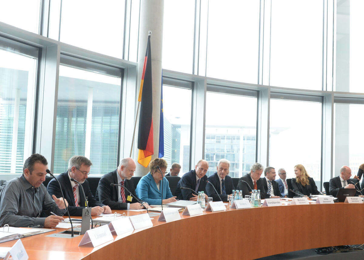 Ramsauer, Peter; Enders, Thomas Dr. Peter Ramsauer, (6.v.li), CDU/CSU, Vorsitzender des Ausschusses des Deutschen Bundestages für Wirtschaft und Energie, leitet eine Ausschusssitzung, an der Thomas Enders, (5.v.li), Vorstandsvorsitzender der Airbus Group, teil nimmt.; Übersicht.