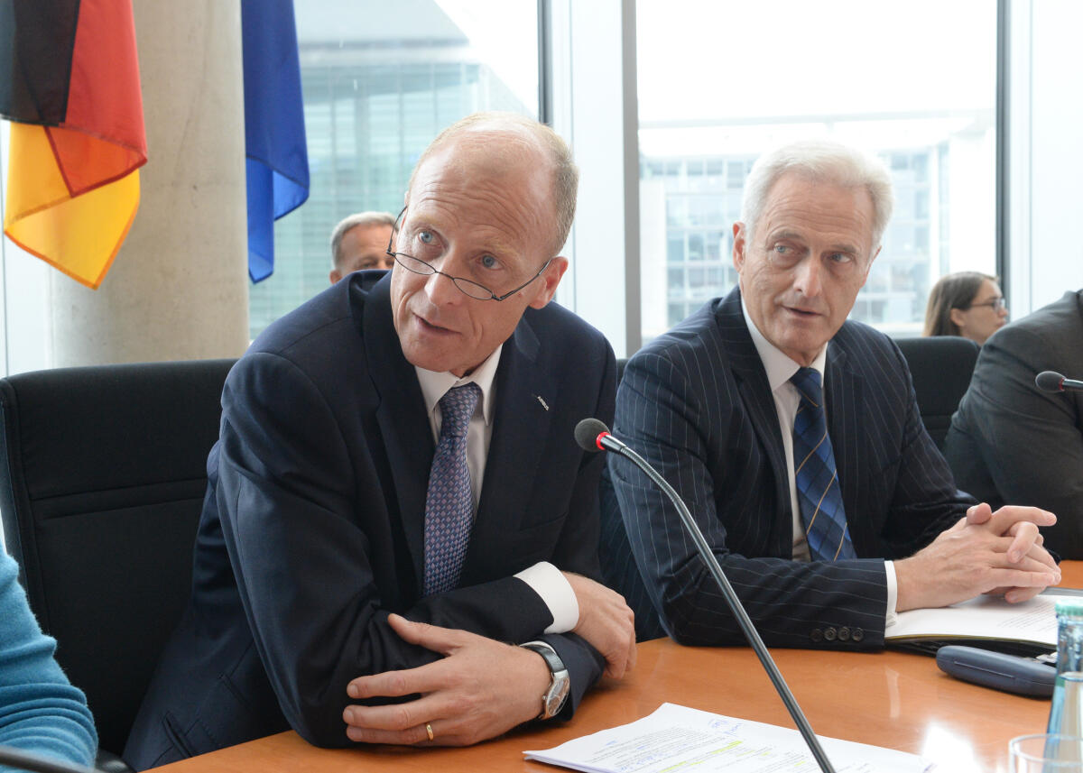 Ramsauer, Peter; Enders, Thomas Dr. Peter Ramsauer, (re), CDU/CSU, Vorsitzender des Ausschusses des Deutschen Bundestages für Wirtschaft und Energie, leitet eine Ausschusssitzung, an der Thomas Enders, (li), Vorstandsvorsitzender der Airbus Group, teil nimmt.