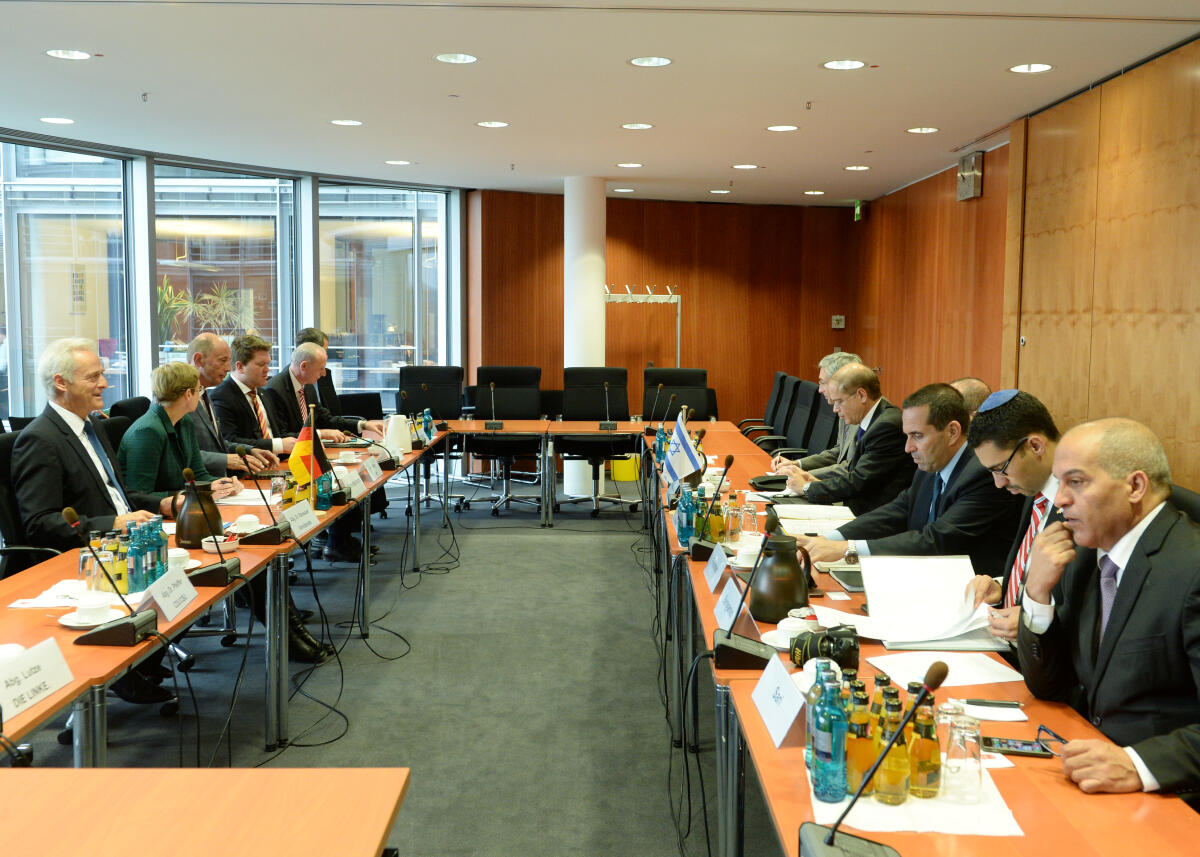 Ramsauer, Peter; Shalom, Silvan Dr. Peter Ramsauer, (li), CDU/CSU, Vorsitzender des Ausschusses des Deutschen Bundestages für Wirtschaft und Energie, empfängt im Namen des Ausschusses Silvan Shalom, Israelischer Minister für Energie und Wasserversorgung.; Übersicht.